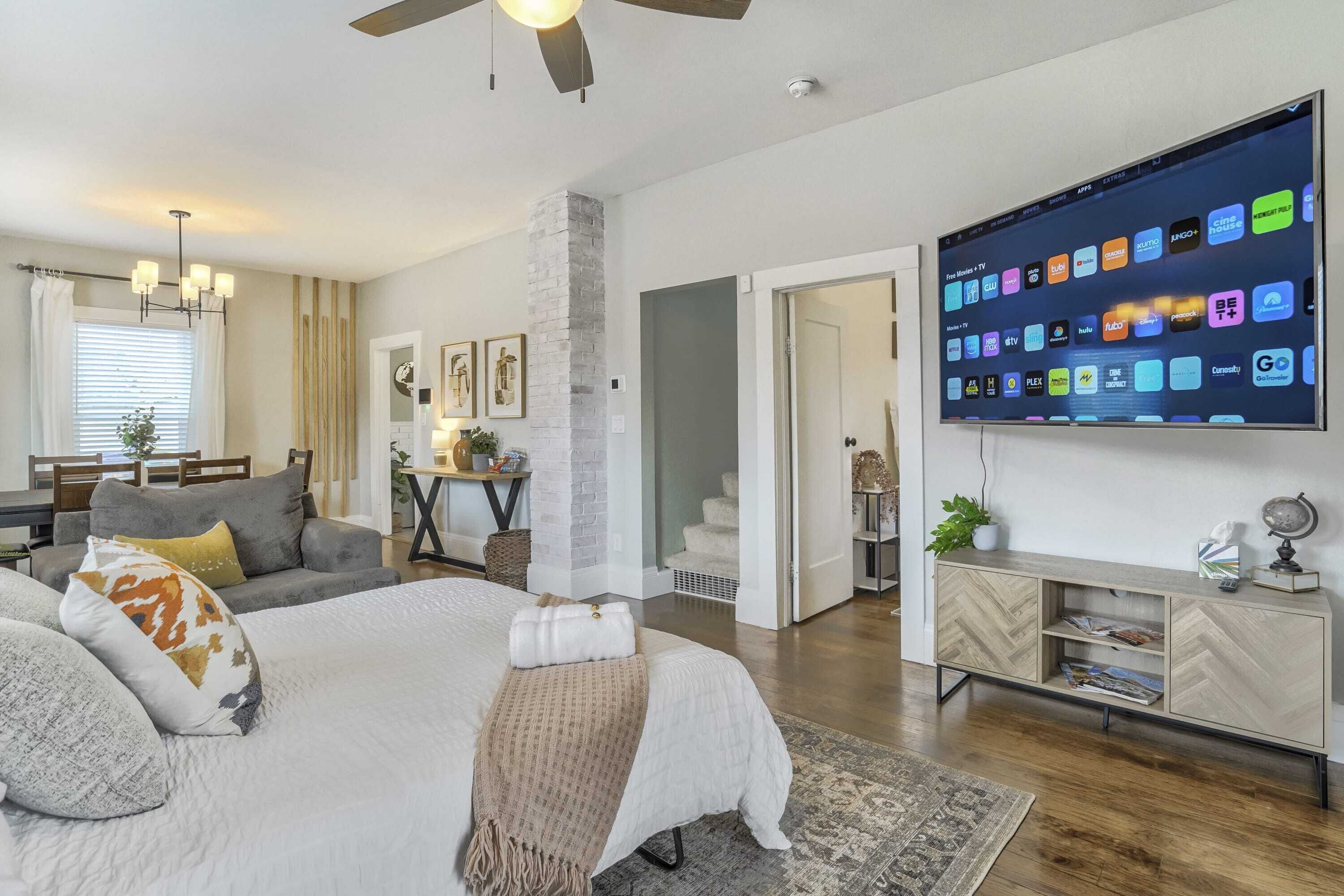 3 bedrooms, desk, iron/ironing board, travel cot