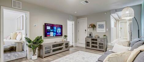 2 chambres, bureau, fer et planche à repasser, lit parapluie