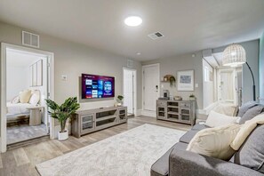 2 habitaciones, escritorio, tabla de planchar con plancha y wifi 