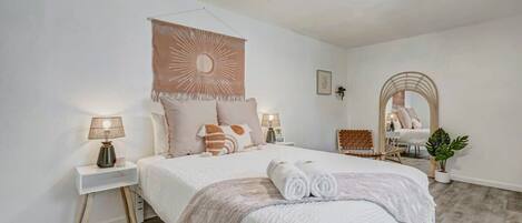 2 slaapkamers, een bureau, een strijkplank/strijkijzer, reisbedje