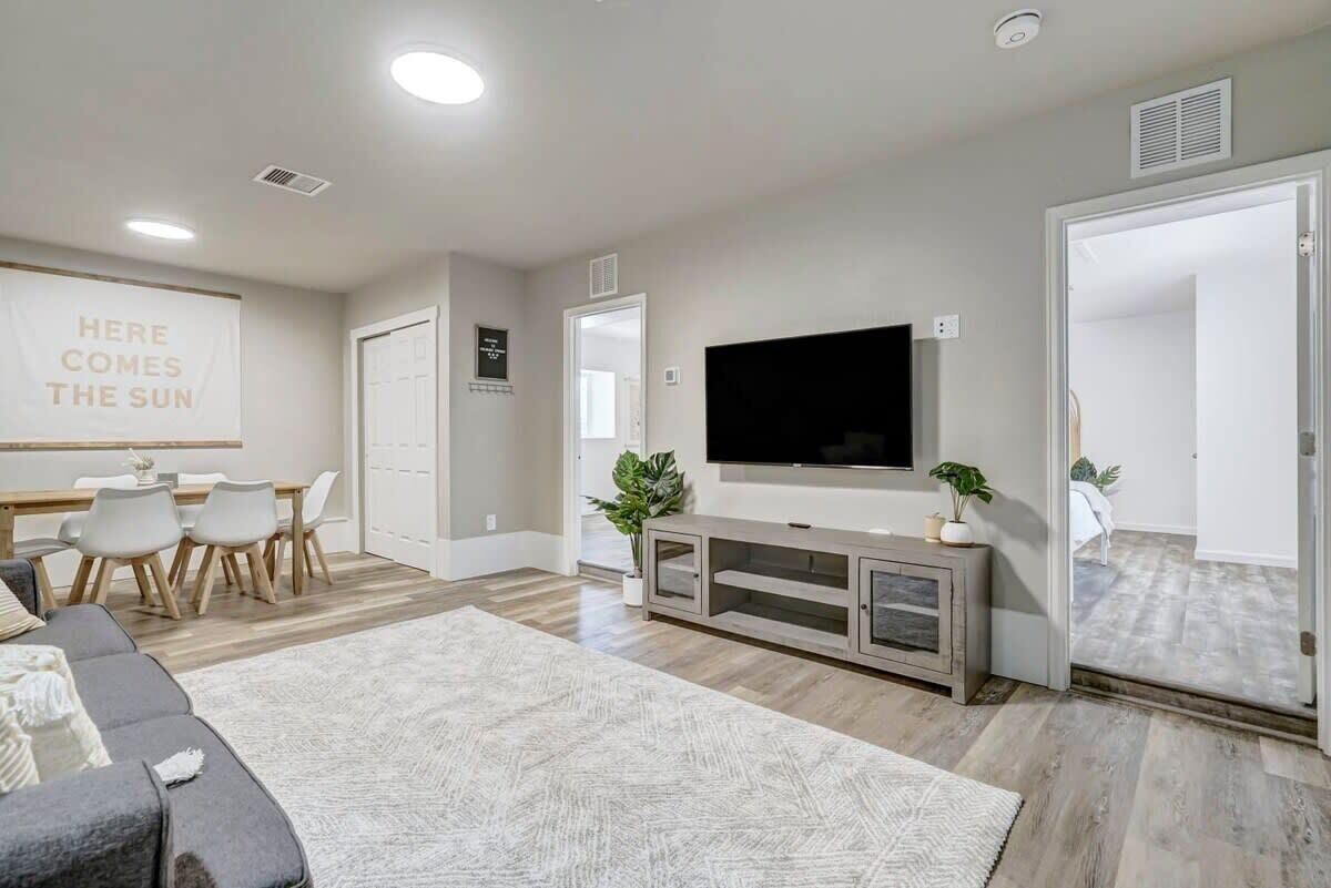 Televisión y oficina 