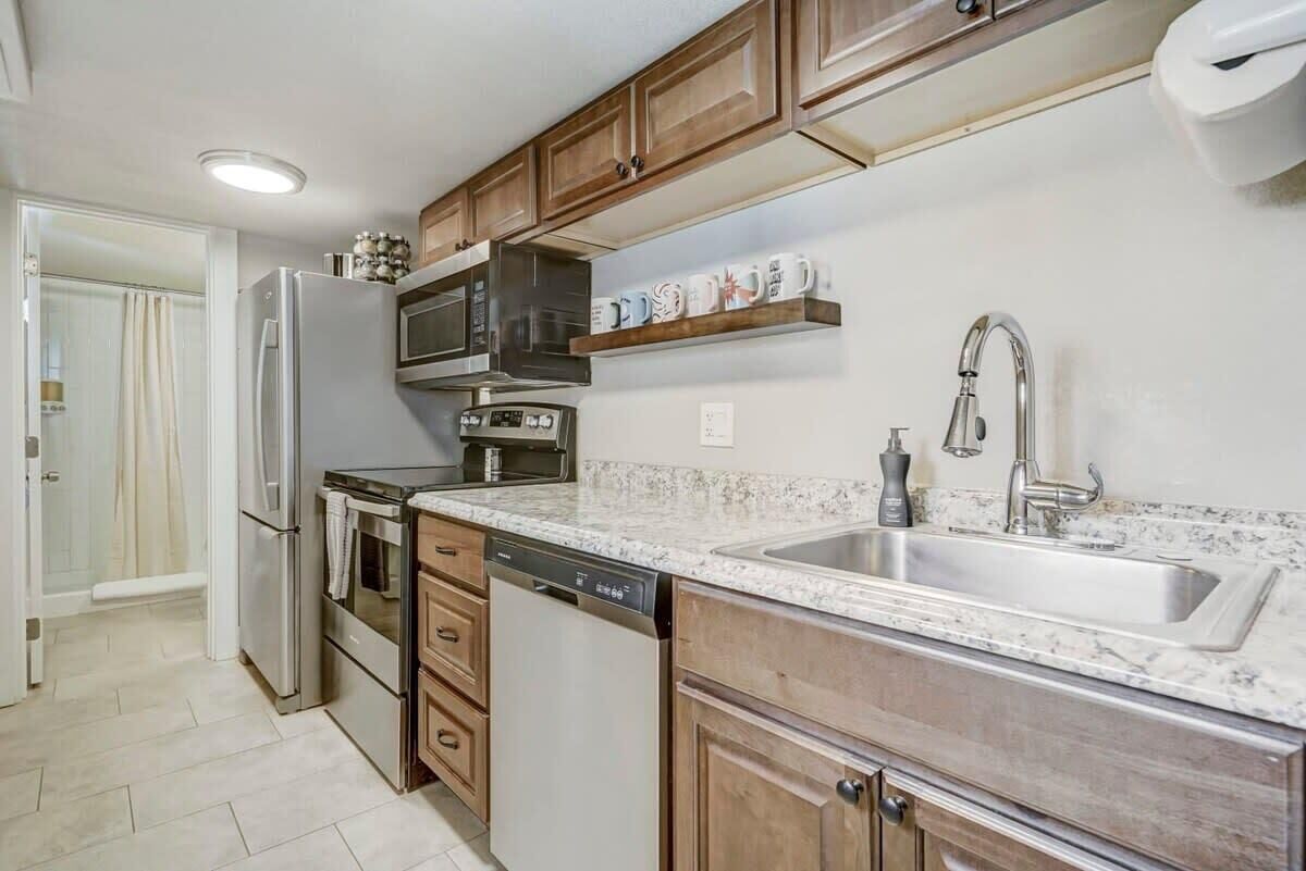 Kjøleskap, mikrobølgeovn, ovn og kokeplater