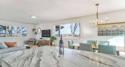 Skyline Overlook! Panoramic Views & Hot Tub!