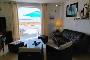 Een televisie en een open haard