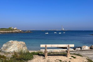 På stranden