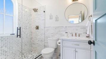 Een douche, een haardroger, handdoeken