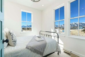 2 habitaciones, tabla de planchar con plancha, cuna de viaje y wifi 