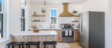 Réfrigérateur, four à micro-ondes, un four, surface de cuisson