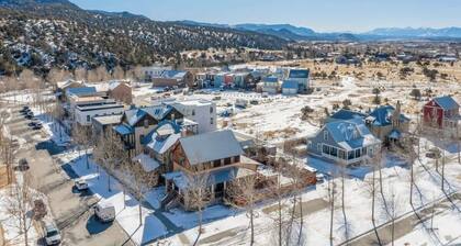 Alpine Den! Private Flat Walk to South Main!