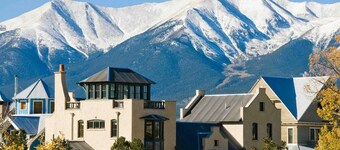 Alpine Den! Private Flat Walk to South Main!