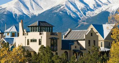 Alpine Den! Private Flat Walk to South Main!