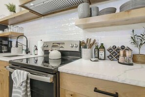 ثلاجة، ميكروويف، فرن، موقد طهي مسطح