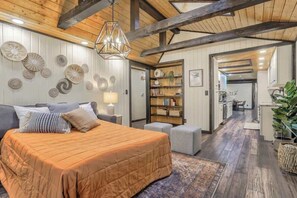 3 slaapkamers, een bureau, een strijkplank/strijkijzer, reisbedje
