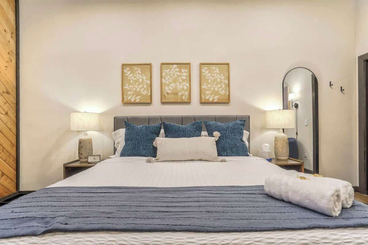 1 chambre, bureau, fer et planche à repasser, lit de bébé portatif