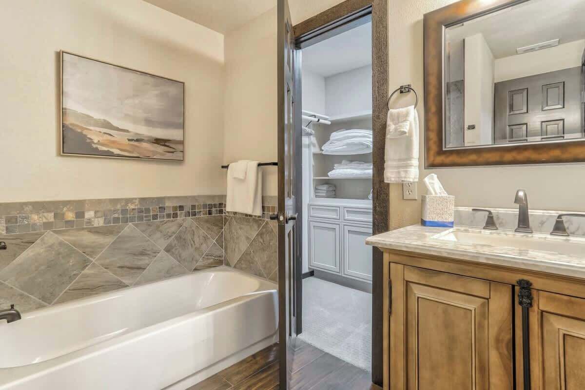 Baignoire, séchoir à cheveux, serviettes fournies