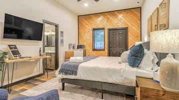 1 habitación, escritorio, tabla de planchar con plancha y cuna de viaje