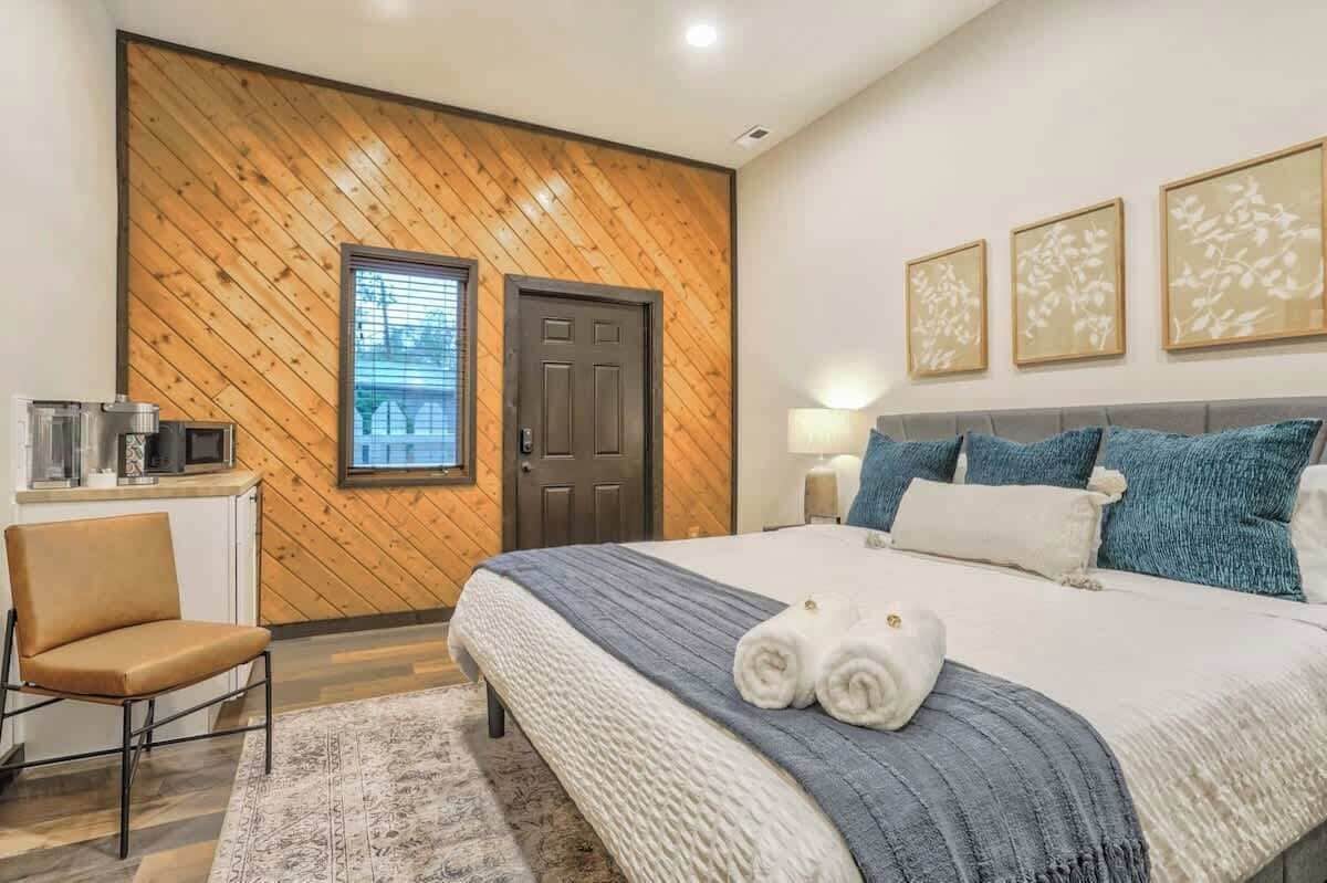 1 chambre, bureau, fer et planche à repasser, lit parapluie