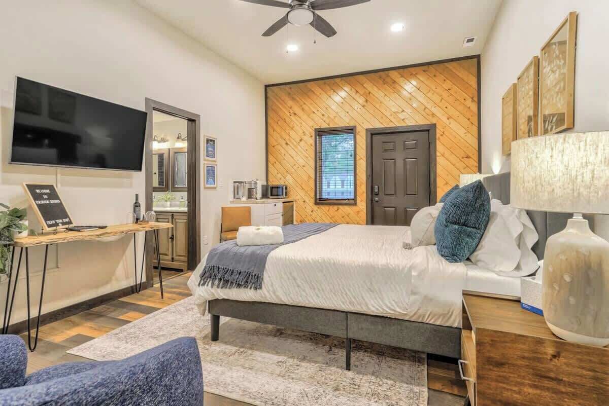 1 chambre, bureau, fer et planche à repasser, lit de bébé portatif