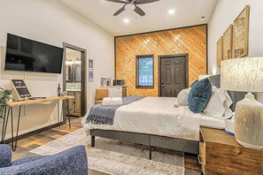 1 slaapkamer, een bureau, een strijkplank/strijkijzer, reisbedje