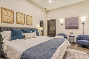 1 slaapkamer, een bureau, een strijkplank/strijkijzer, reisbedje