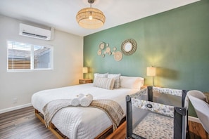 2 bedrooms, desk, iron/ironing board, travel crib - Sheridan Suite! Holiday Home w BBQ & Skyline Views (Colorado Springs)