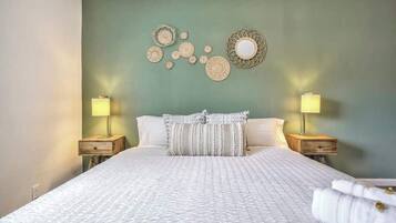 2 soverom, skrivebord, strykejern/-brett og wi-fi