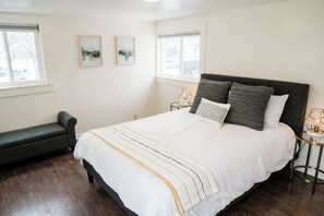 2 slaapkamers, een strijkplank/strijkijzer, reisbedje, wifi