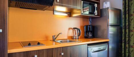 Réfrigérateur, micro-ondes, lave-vaisselle, cafetière/bouilloire