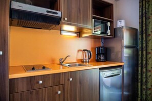 Refrigerador, microondas, lavavajillas y cafetera y tetera 