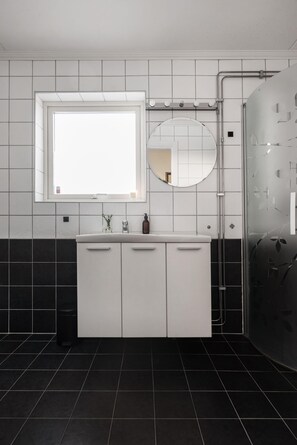 Douche, séchoir à cheveux, serviettes fournies