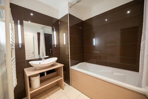 Bathroom - 1st floor, swimming pool, hammam, terrace, parking, tv, 27m², Pra Loup (Jausiers)