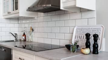 Kylskåp, mikrovågsugn, ugn och spishäll