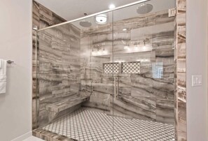 Badewanne, Haartrockner, Handtücher