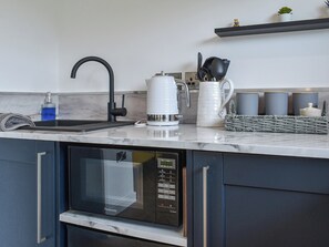 Cookware/dishes/utensils
