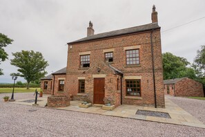 บ้านพักพรีเมียม, ห้องน้ำส่วนตัว, วิวสวน (Manor House Farm) | บริเวณภายนอก