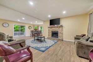 Luxury-Haus, 6 Schlafzimmer, barrierefrei, Nichtraucher | Wohnbereich | 65-Zoll-Flachbildfernseher mit Kabelempfang, Fernseher, Kamin