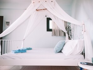 1 bedroom, bed sheets - Seaside private room with seaview -  only 1 min walk from the beach! (Megalochori)