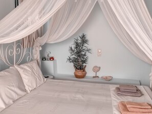 1 bedroom, bed sheets - Seaside private room with seaview -  only 1 min walk from the beach! (Megalochori)