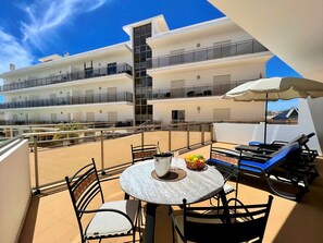 Outdoor dining - ALBUFEIRA TERRACE WITH POOL by HOMING (Albufeira)