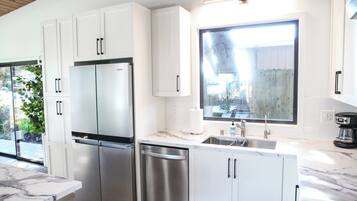 Geladeira, micro-ondas, fogão, cooktop