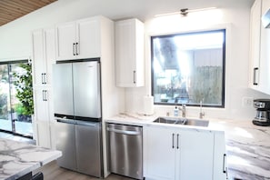 Refrigerador, microondas, horno, placa de cocina