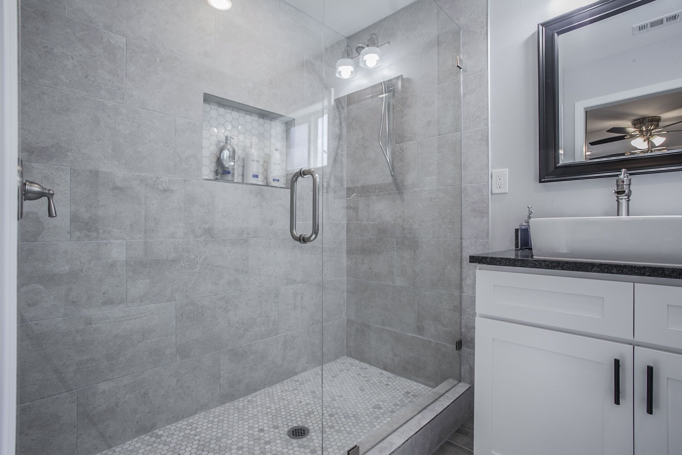 Ensemble douche/baignoire, sèche-cheveux, serviettes fournies, savon