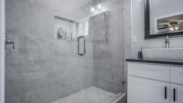 Ensemble douche/baignoire, sèche-cheveux, serviettes fournies, savon
