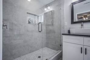 Ensemble douche/baignoire, sèche-cheveux, serviettes fournies, savon