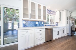 Fridge, microwave, oven, stovetop - Casa de Cuate w/pool, Spa & 3 BD permit #110620 (La Quinta)