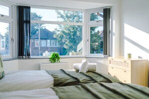 3 bedrooms - Premium 3 bed Detached House - off Road Parking - Bromborough (Wirral)