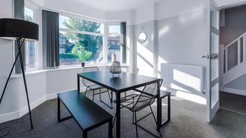 Rumah Premium, ensuite (Woodyear ) | Restoran