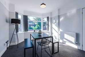 Restaurant - Premium 3 bed Detached House - off Road Parking - Bromborough (Wirral)