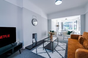 Premium House, Ensuite (Woodyear ) | Lounge - Premium 3 bed Detached House - off Road Parking - Bromborough (Wirral)