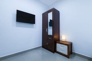 Escritorio, wifi gratis y ropa de cama